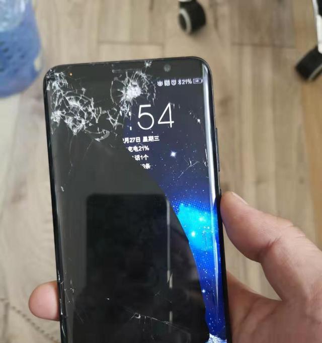 修复显示器破屏问题的方法（简单易行的DIY修复方法）