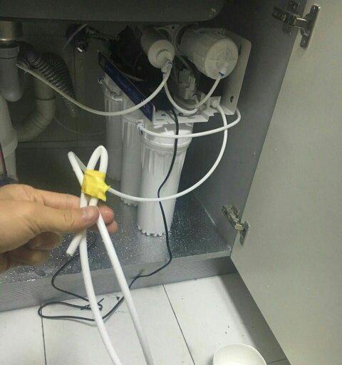 现代饮水机漏水的原因与解决方法（保障健康生活的关键所在）
