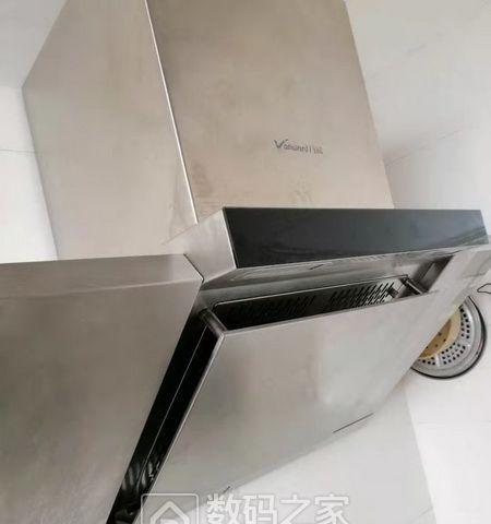 不锈钢油烟机拆卸清洗的正确方法（轻松学会清洗不锈钢油烟机）