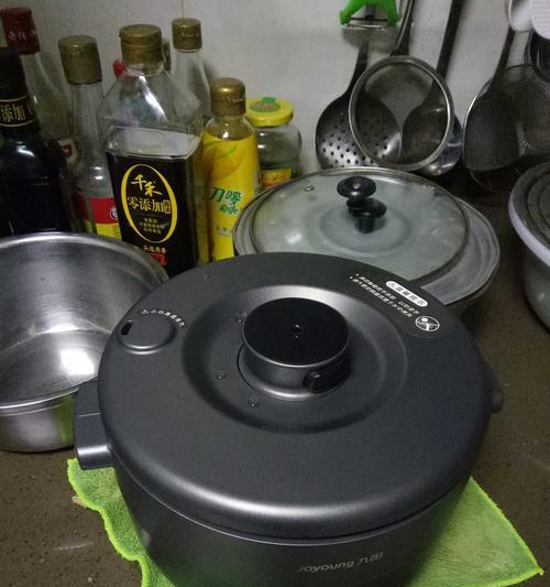 电饭煲不锈钢糊底的处理方法（教你轻松应对电饭煲不锈钢糊底问题）