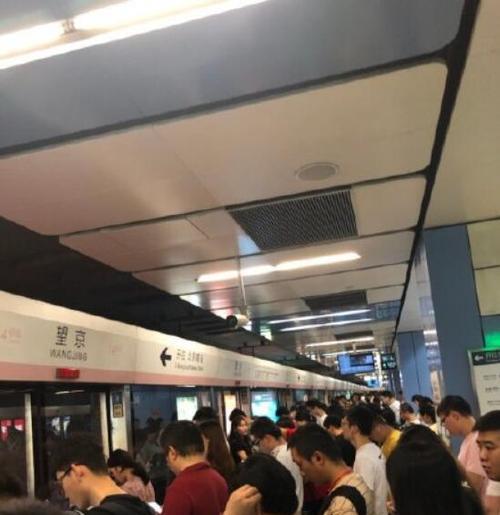 地铁人多举手机拍照会怎么样？是否安全？